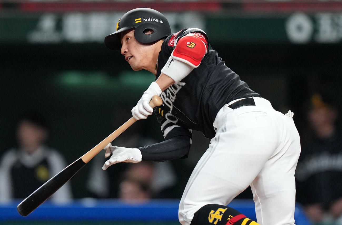 西武対ソフトバンク　4回表ソフトバンク2死一塁、左中間へ適時二塁打を放つ増田（撮影・横山健太）