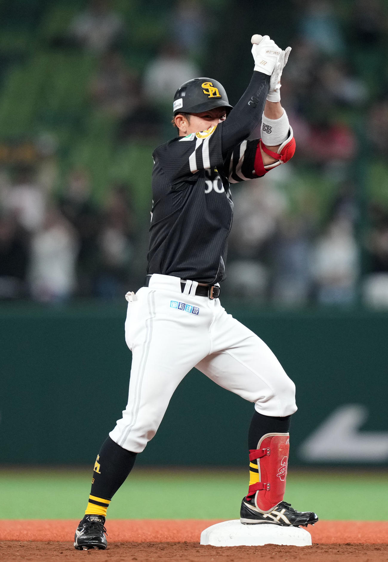 西武対ソフトバンク　4回表ソフトバンク2死一塁、左中間へ適時二塁打を放ちポーズを決める増田（撮影・横山健太）