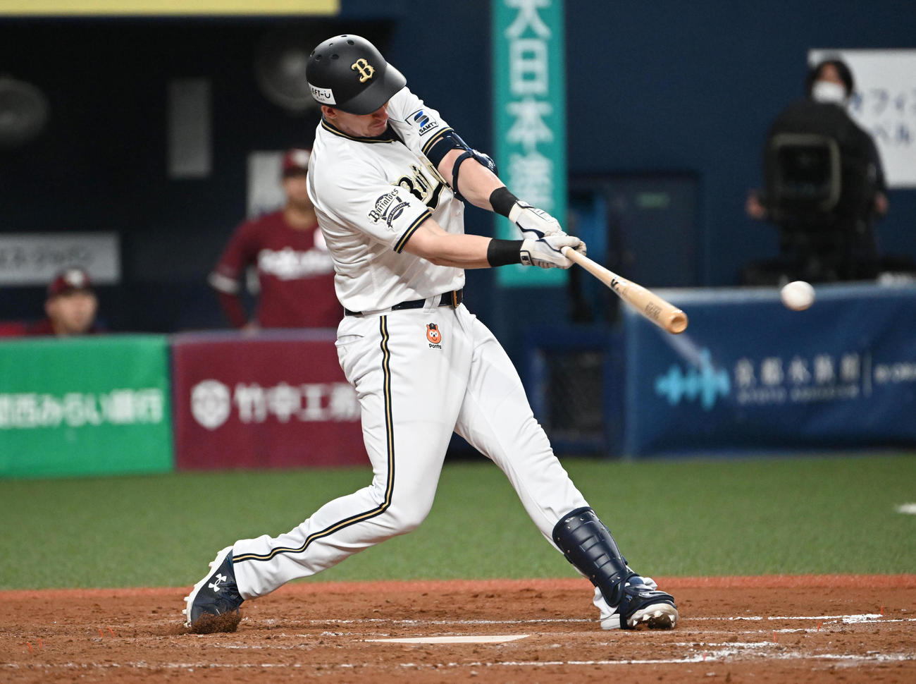 オリックス対楽天　4回裏オリックス2死、シュウィンデルは左前安打を放つ（撮影・石井愛子）
