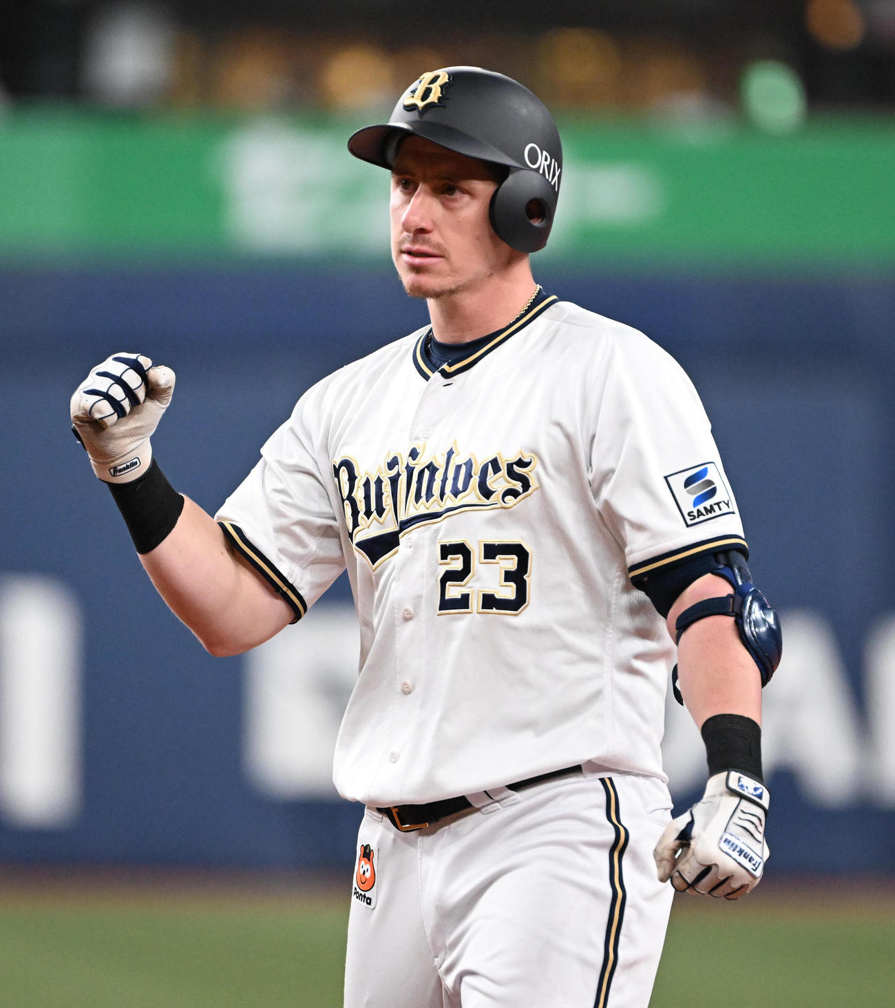 オリックス対楽天　5回裏オリックス2死一塁、シュウィンデルは中前打を放ちガッツポーズをする（撮影・石井愛子）