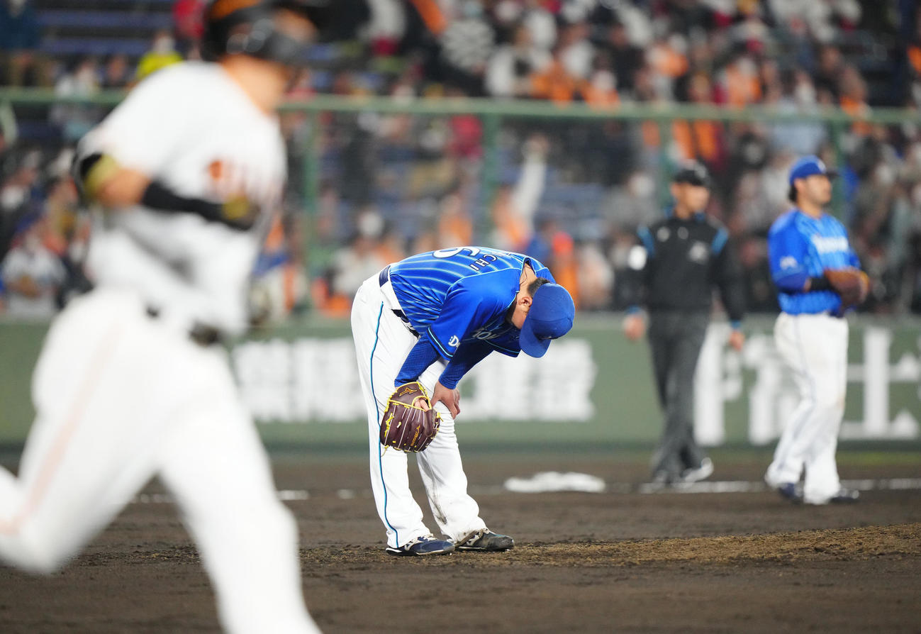 巨人対DeNA 7回裏巨人無死一塁、吉川（手前）に2点本塁打を許した浜口。後方右は宮崎（撮影・江口和貴）