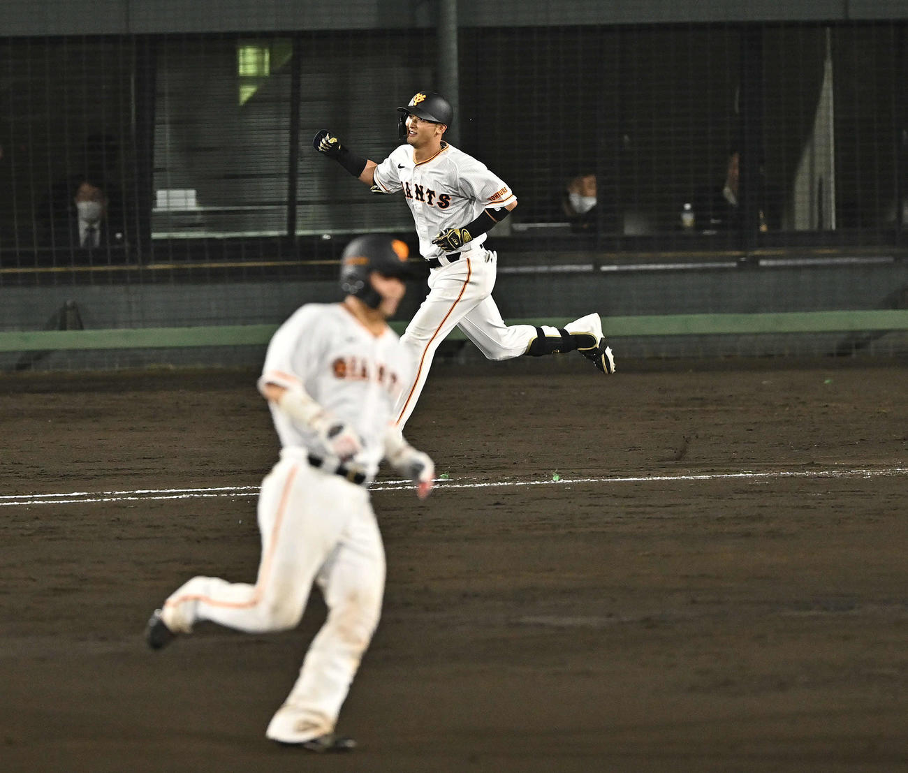 巨人対DeNA 7回裏巨人無死一塁、吉川は右越え2点本塁打を放ちガッツポーズ。手前は一塁走者大城卓（撮影・滝沢徹郎）