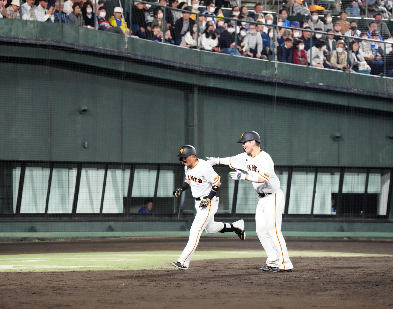 巨人対DeNA 7回裏巨人無死一塁、2点本塁打を放った吉川（左）。右は大城卓（撮影・江口和貴）