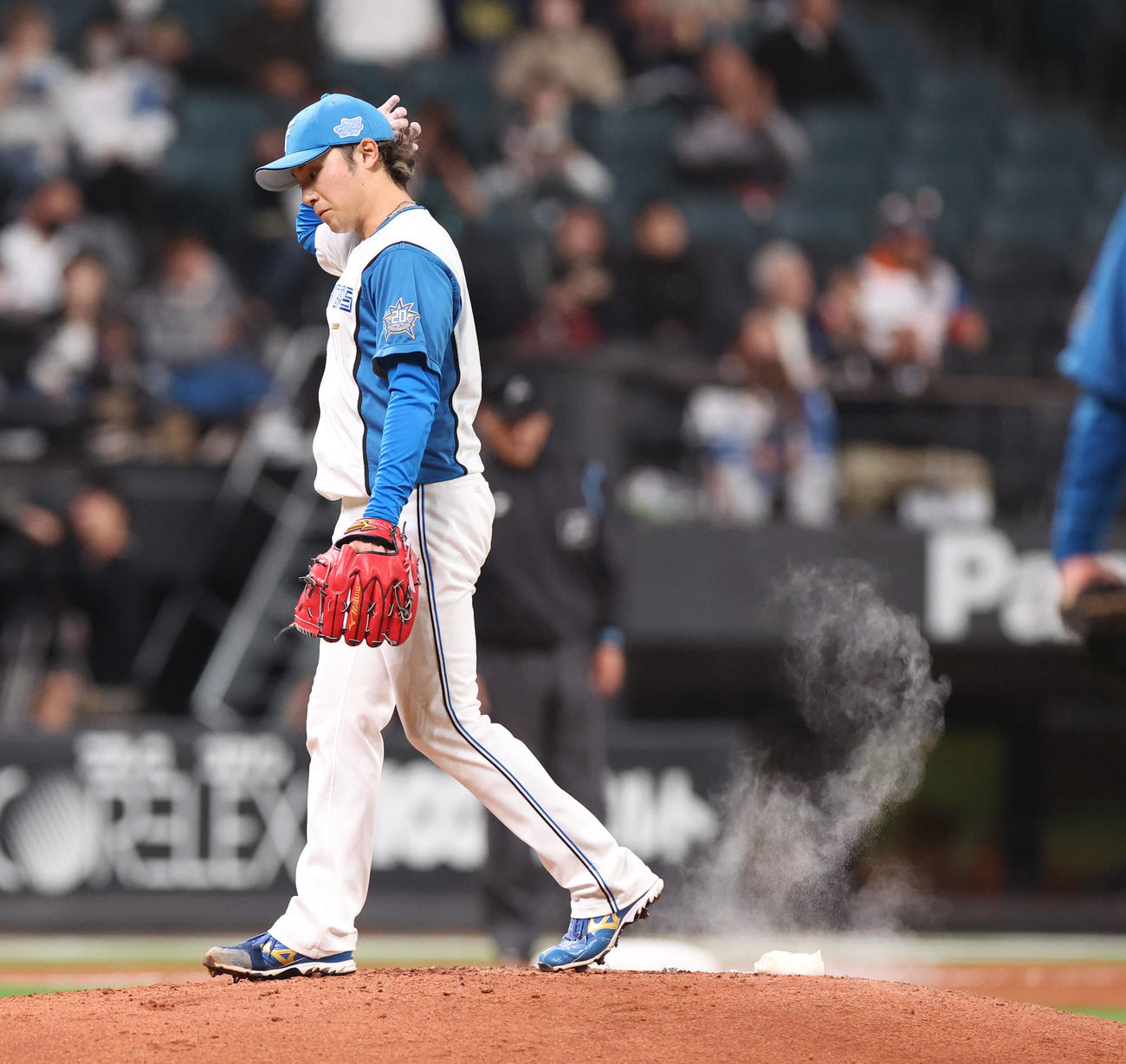 日本ハム対ロッテ　2回表ロッテ2死一塁、井上に先制2点本塁打を許した伊藤（撮影・佐藤翔太）