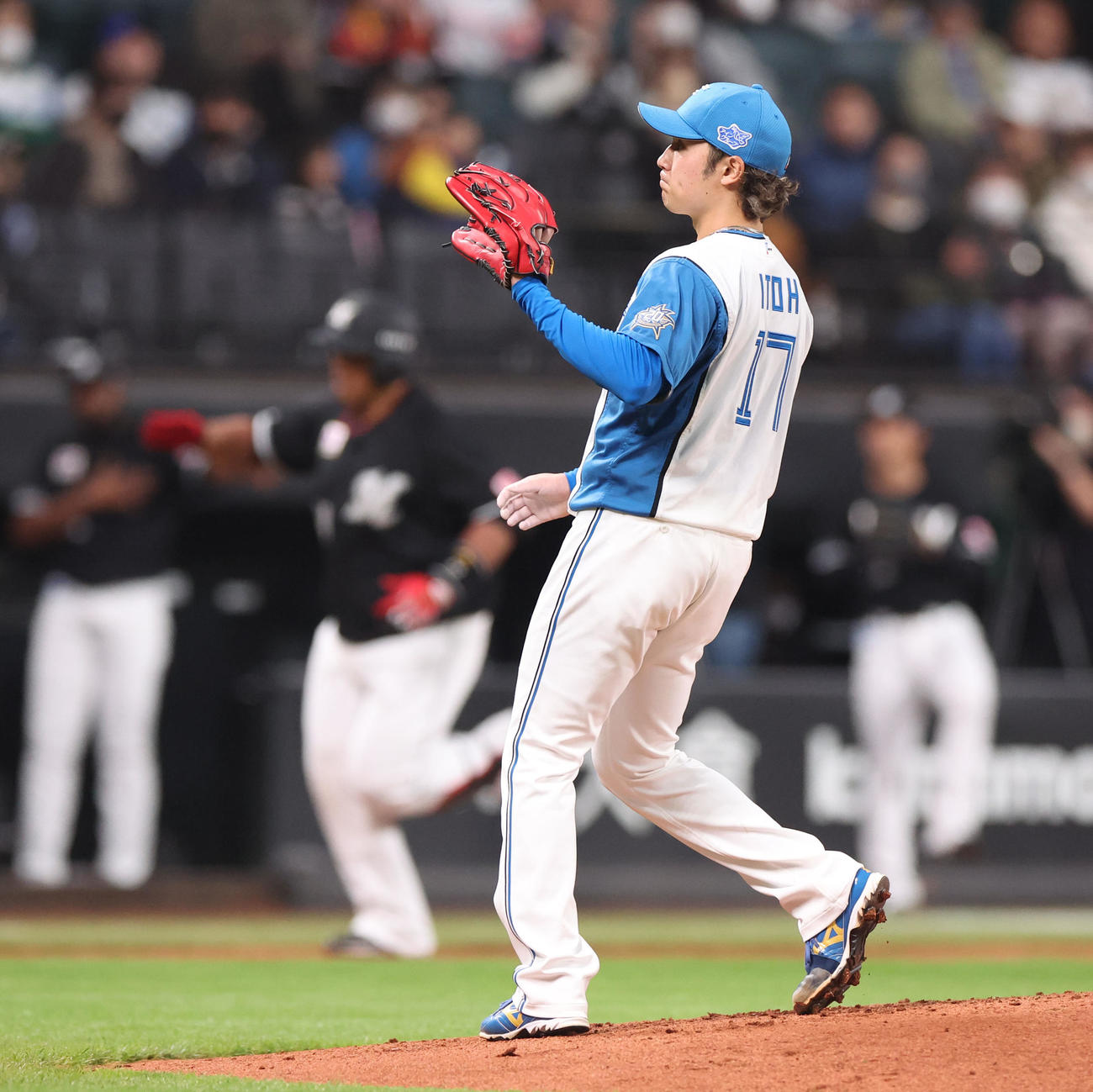 日本ハム対ロッテ　2回表ロッテ2死一塁、井上に先制となる右越え2点本塁打を浴びる伊藤（撮影・佐藤翔太）