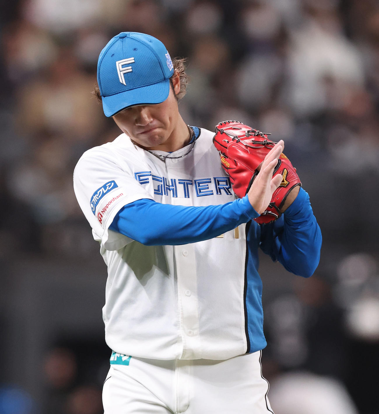 日本ハム対ロッテ　3回表、追加点を許しうつむきながらベンチに戻る伊藤（撮影・佐藤翔太）