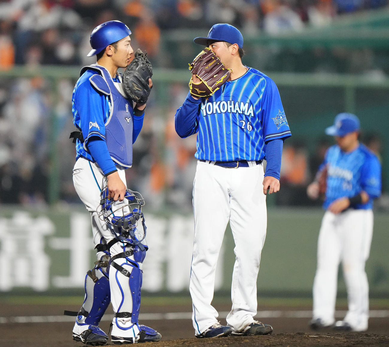 巨人対DeNA 4回裏、マウンドで言葉を交わすDeNA先発浜口（右）と捕手山本（撮影・江口和貴）