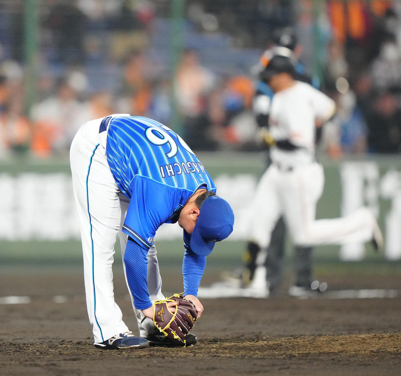 巨人対DeNA 7回裏巨人無死一塁、吉川（後方）に2点本塁打を浴びた浜口（撮影・江口和貴）