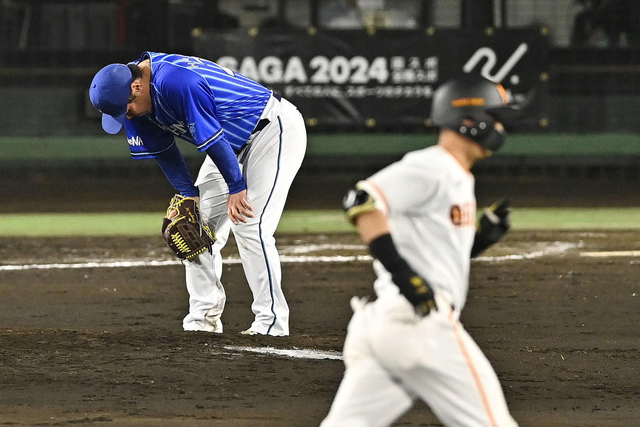 巨人対DeNA 7回裏巨人無死一塁、吉川（手前）に右越え2点本塁打を許し膝に手をつく浜口（撮影・滝沢徹郎）