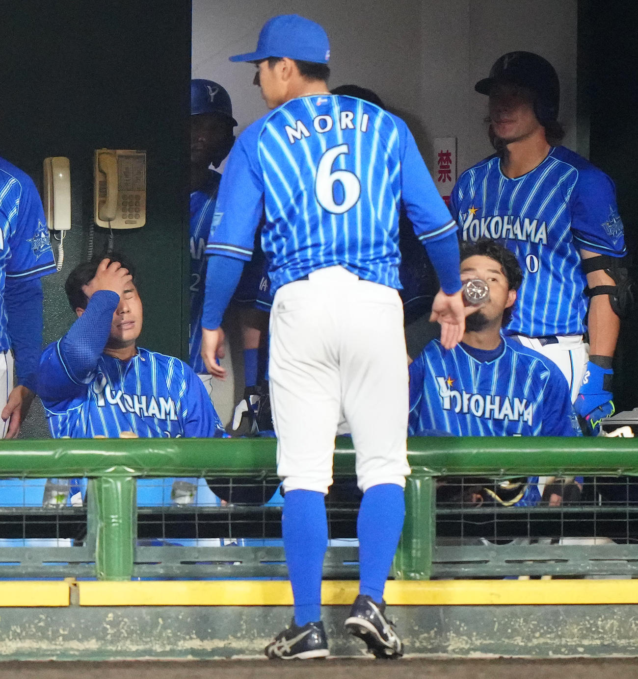 巨人対DeNA 7回裏終了後、ベンチで厳しい表情を見せるDeNA浜口（左）。右は宮崎（撮影・江口和貴）