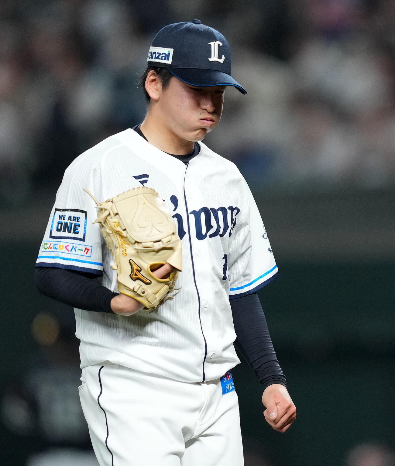 西武対ソフトバンク　5回表を無失点に抑え拳を握る西武隅田（撮影・横山健太）