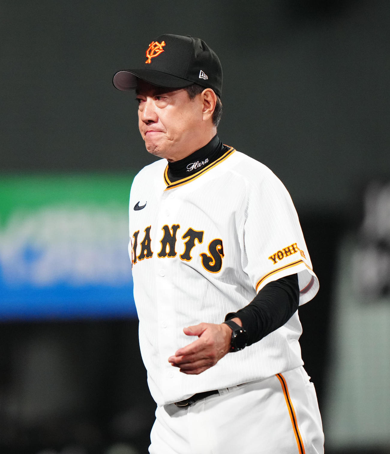 巨人対DeNA 6回表開始前、選手交代を告げた巨人原監督（撮影・江口和貴）