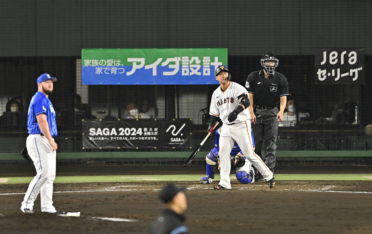 巨人対DeNA 8回裏巨人無死、中田翔は左越えソロ本塁打を放つ。投手ウェンデルケン（撮影・滝沢徹郎）