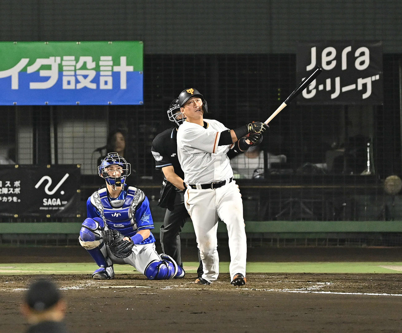 巨人対DeNA 8回裏巨人無死、中田翔は左越えソロ本塁打を放つ（撮影・滝沢徹郎）