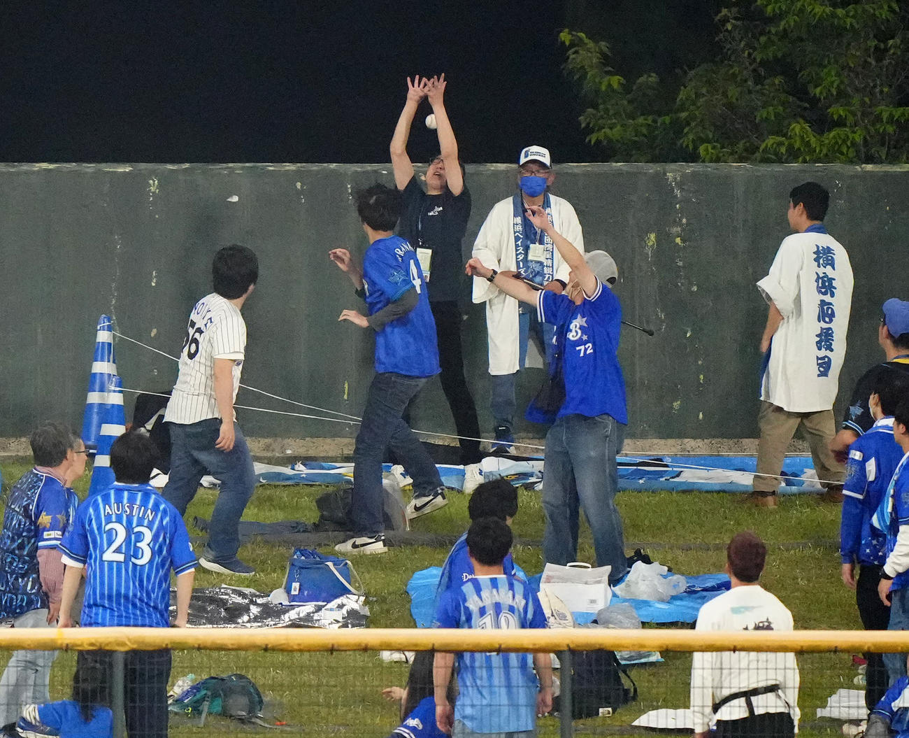 巨人対DeNA 8回裏巨人無死、左越えソロ本塁打を放った中田翔の打球に手を伸ばすDeNAファン（撮影・江口和貴）