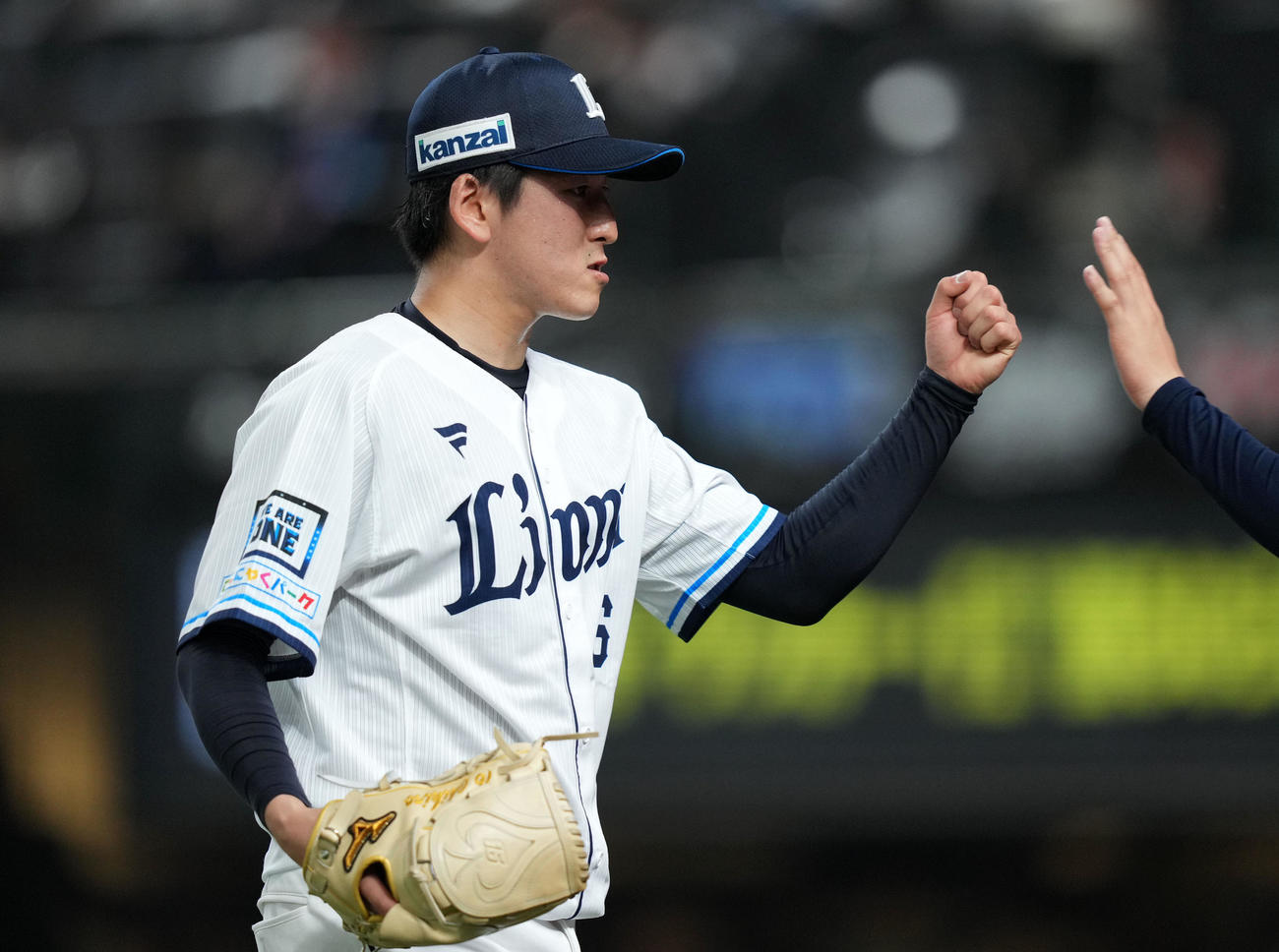 西武対ソフトバンク　5回表を無失点に抑えナインとタッチを交わする西武隅田（撮影・横山健太）