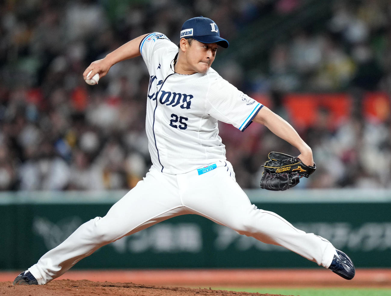 西武対ソフトバンク　7回表から登板した西武平井（撮影・横山健太）