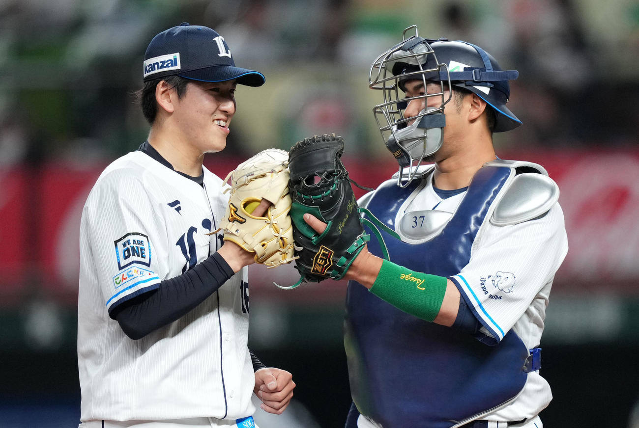 西武対ソフトバンク　1回表を無失点に抑え西武柘植（右）とタッチを交わす隅田（撮影・横山健太）