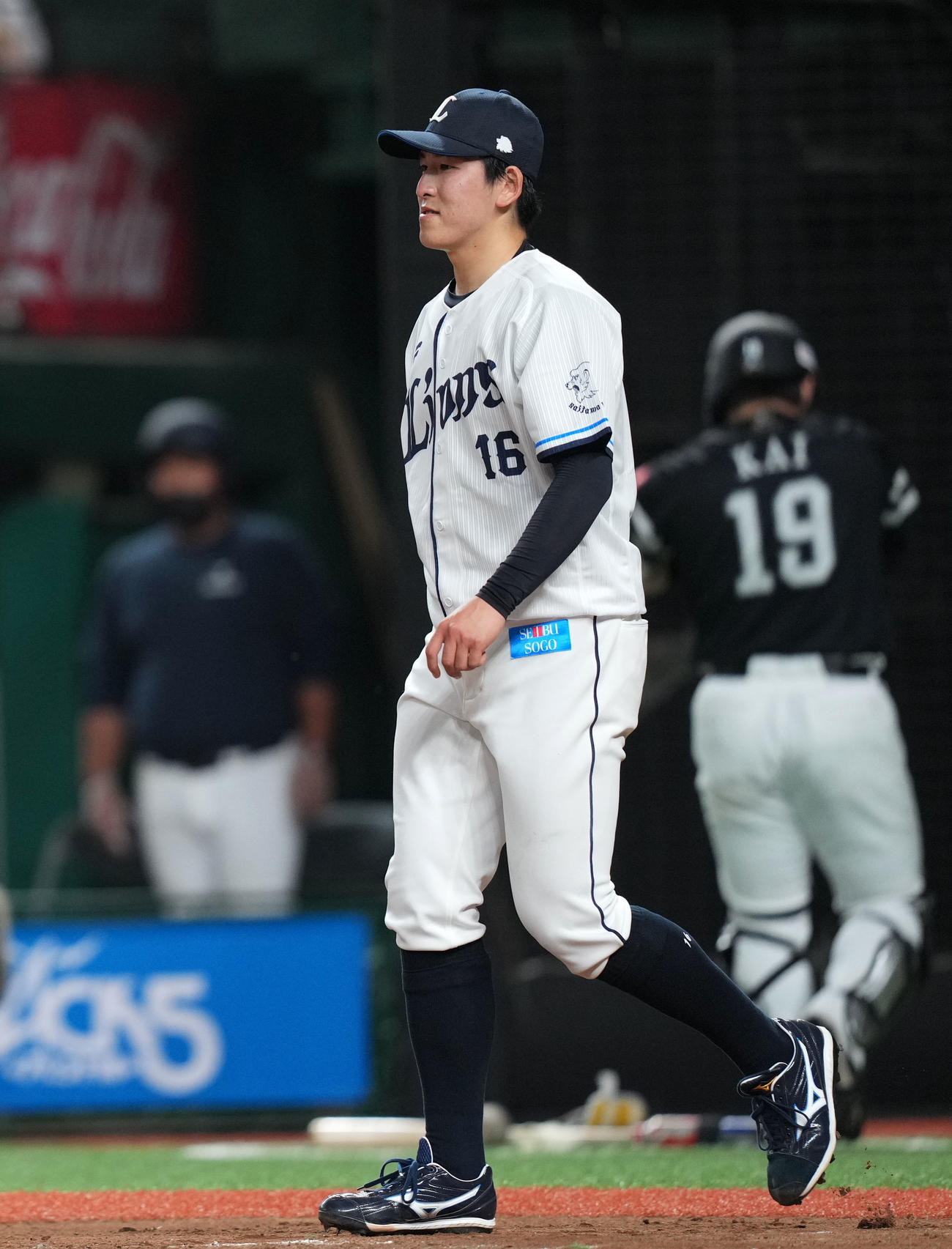 西武対ソフトバンク　4回表ソフトバンク2死一塁、増田珠に左中間へ適時二塁打を浴び肩を落とす隅田（撮影・横山健太）