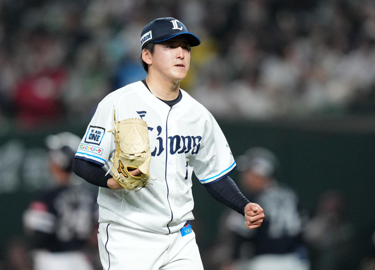 西武対ソフトバンク　5回表を無失点に抑え拳を握る西武隅田（撮影・横山健太）