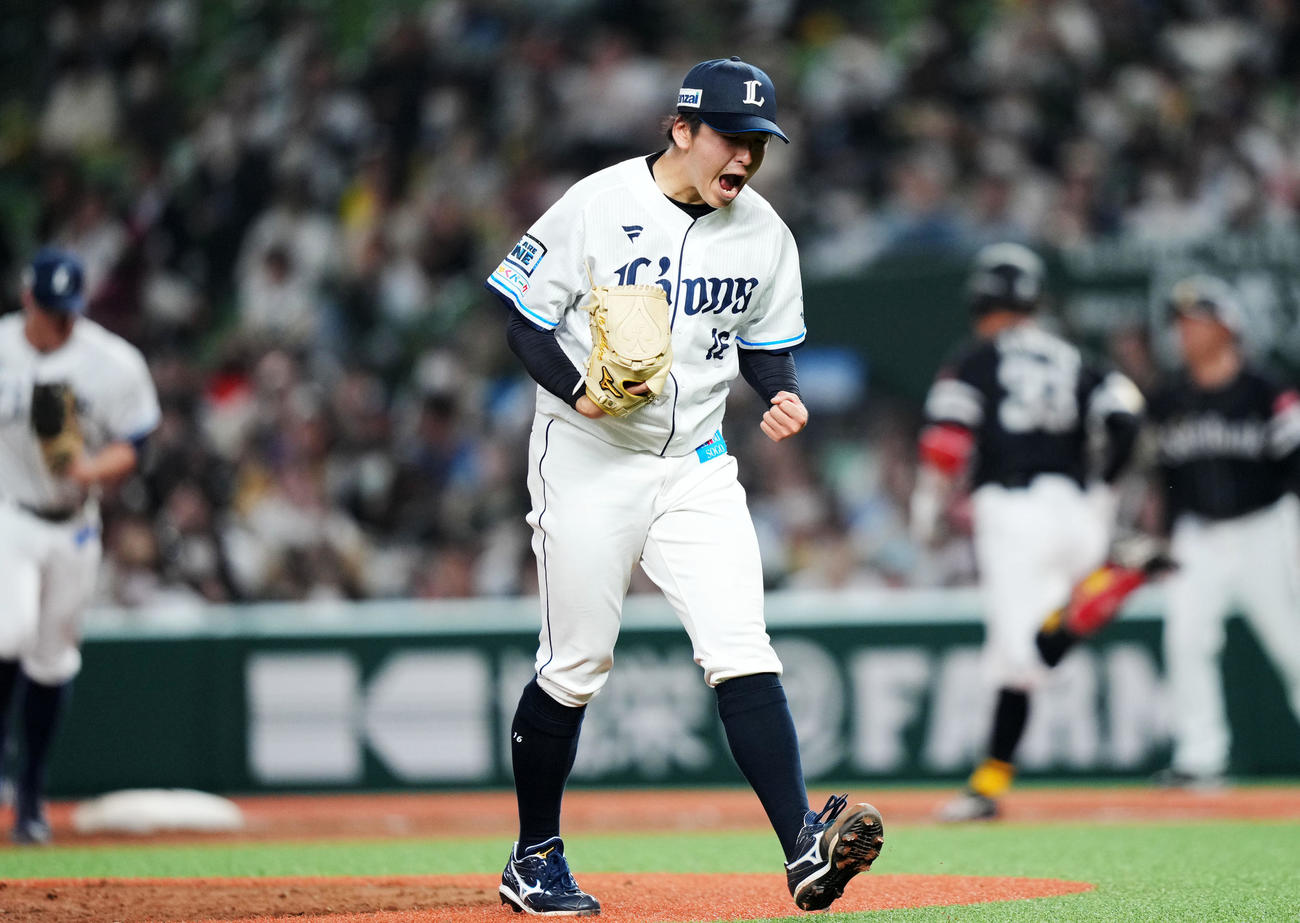 西武対ソフトバンク　6回表を無失点に抑え雄たけびを上げる西武隅田（撮影・横山健太）