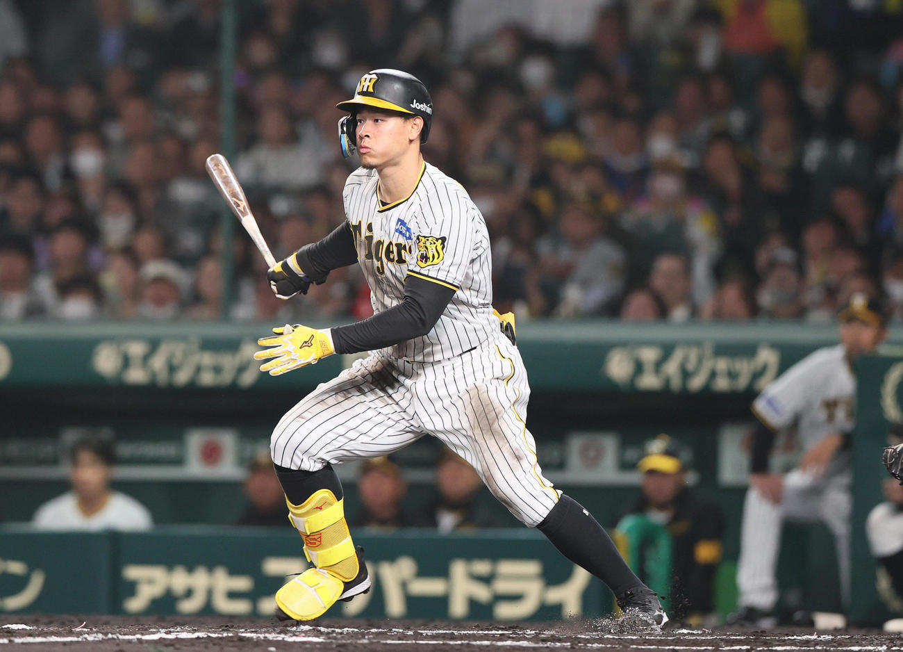 阪神対広島　6回裏阪神2死二塁、佐藤輝は左前適時打を放つ（撮影・上山淳一）
