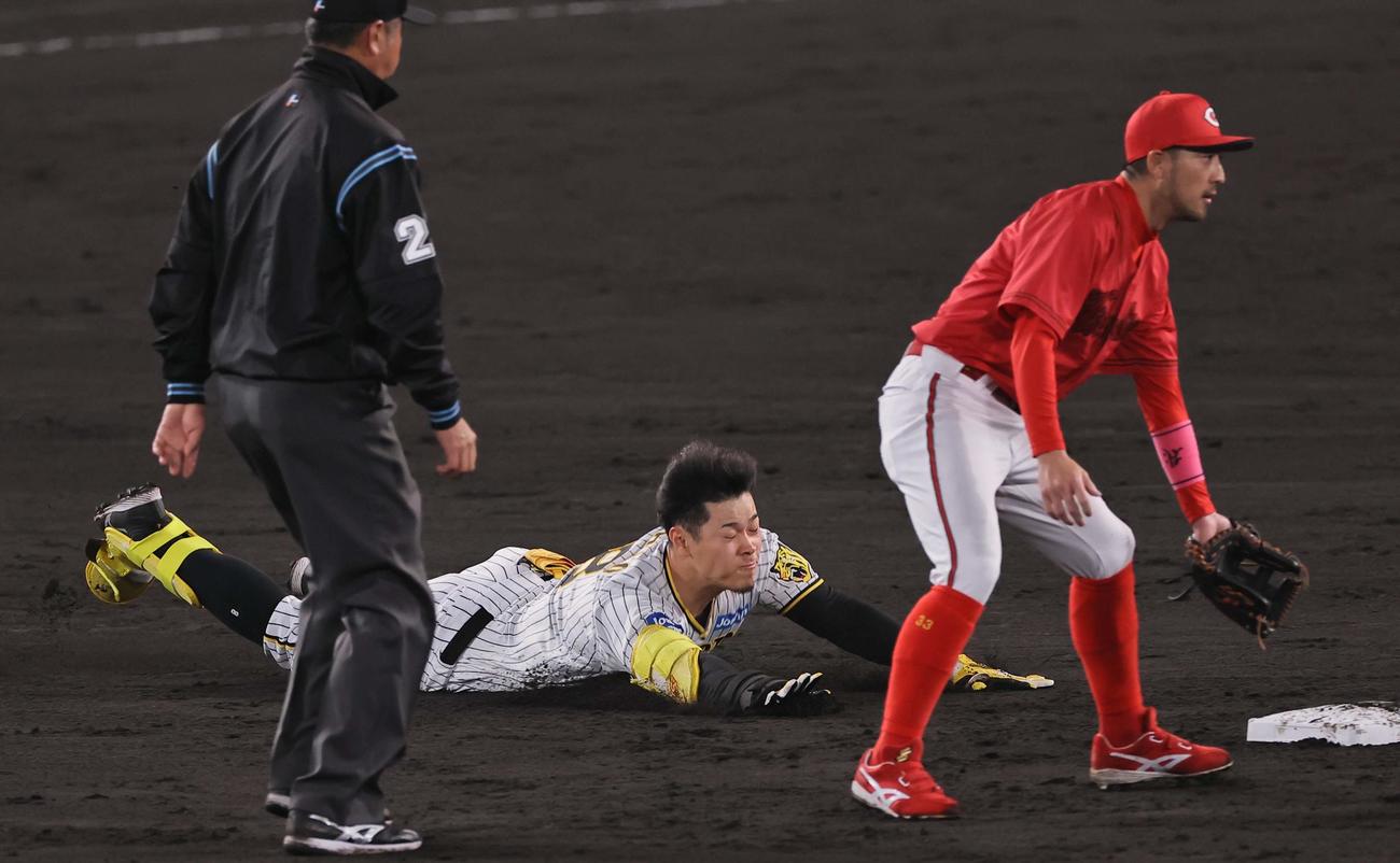 阪神対広島　5回裏阪神無死、左翼線に打球を放ち二塁へヘッドスライディングをする佐藤輝（撮影・上田博志）