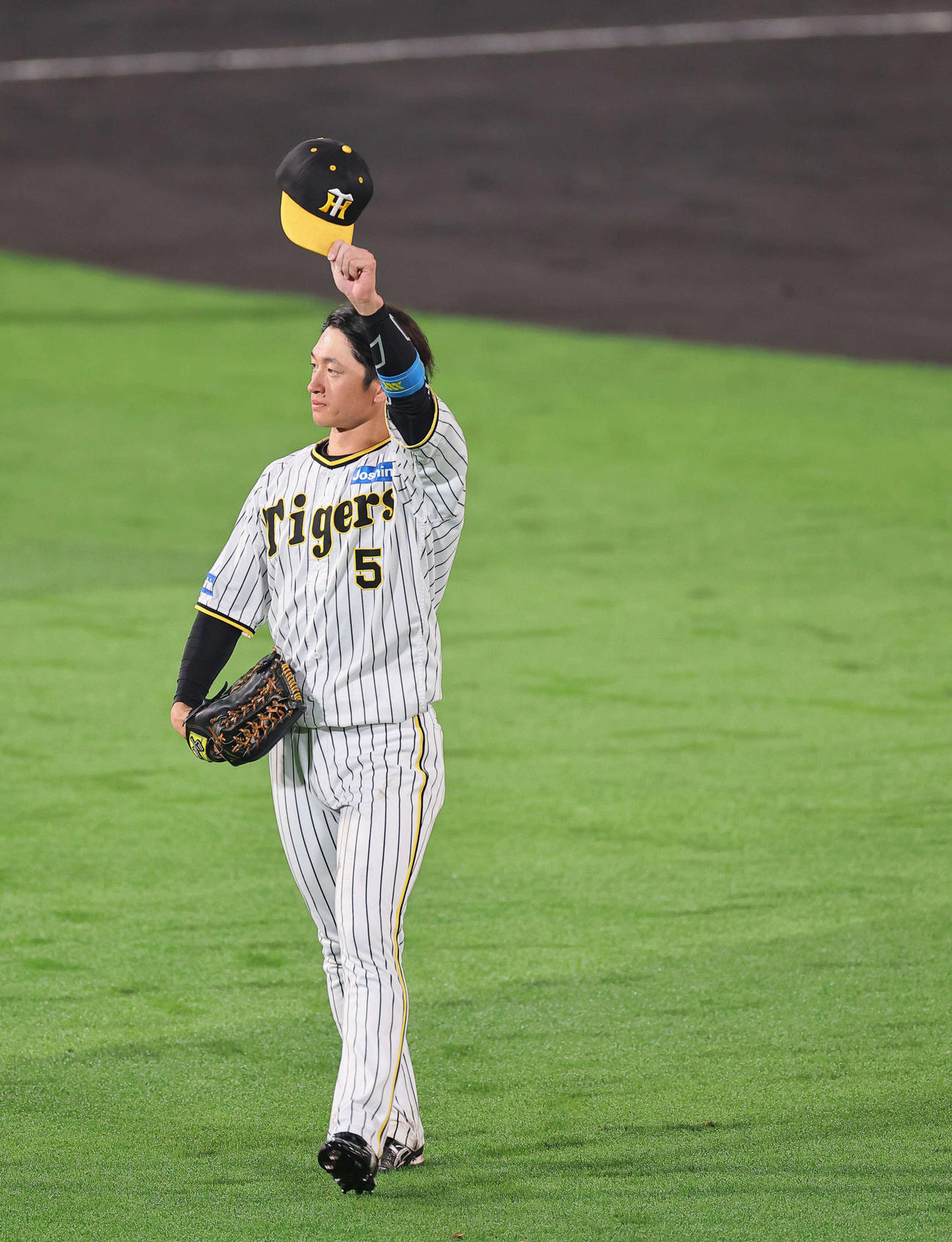 阪神対広島　7回に2点適時三塁打を放った近本はファンのコールに帽子を上げて応える（撮影・上田博志）
