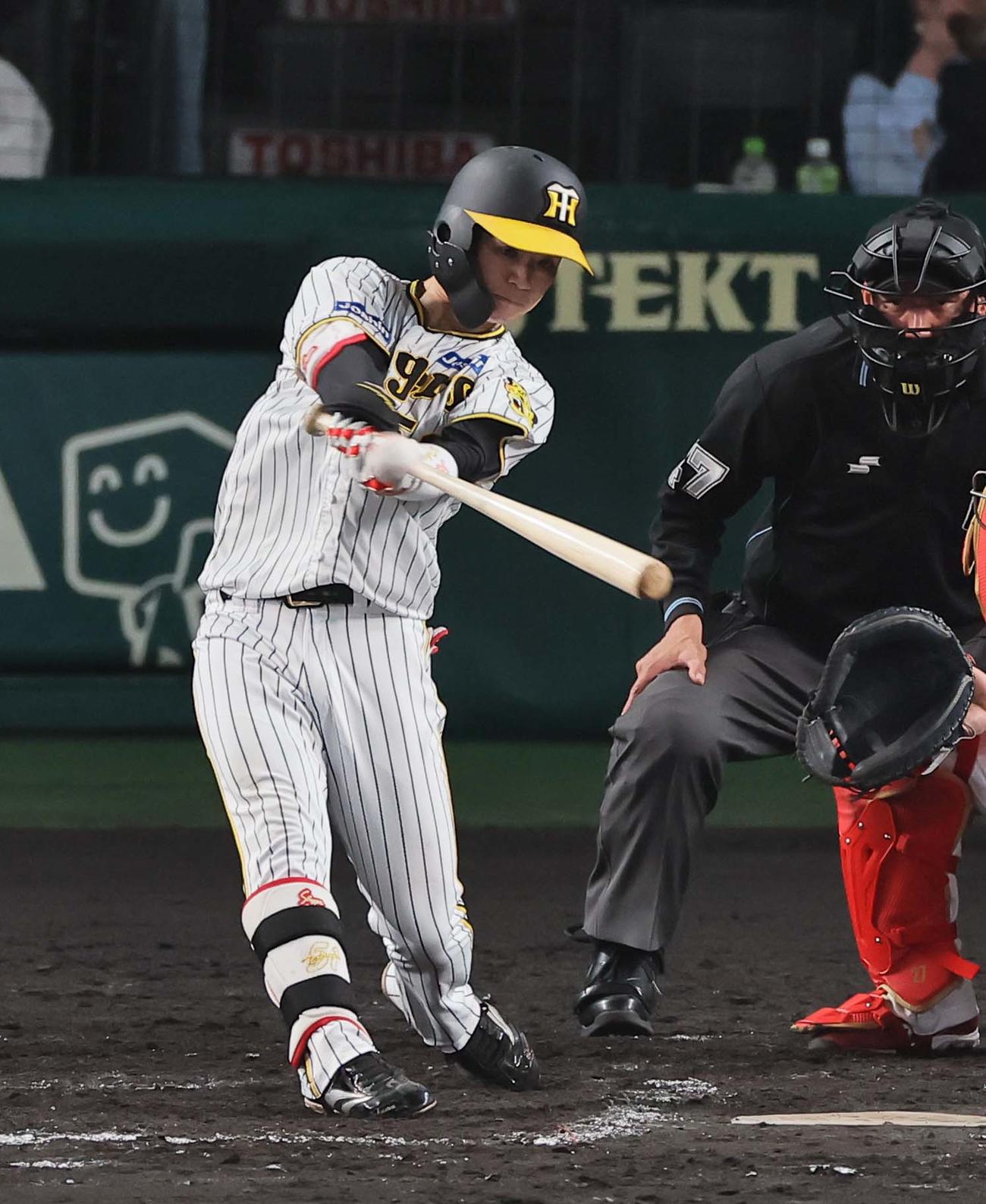 阪神対広島　7回裏阪神1死三塁、中野は右前に適時打を放つ（撮影・上田博志）