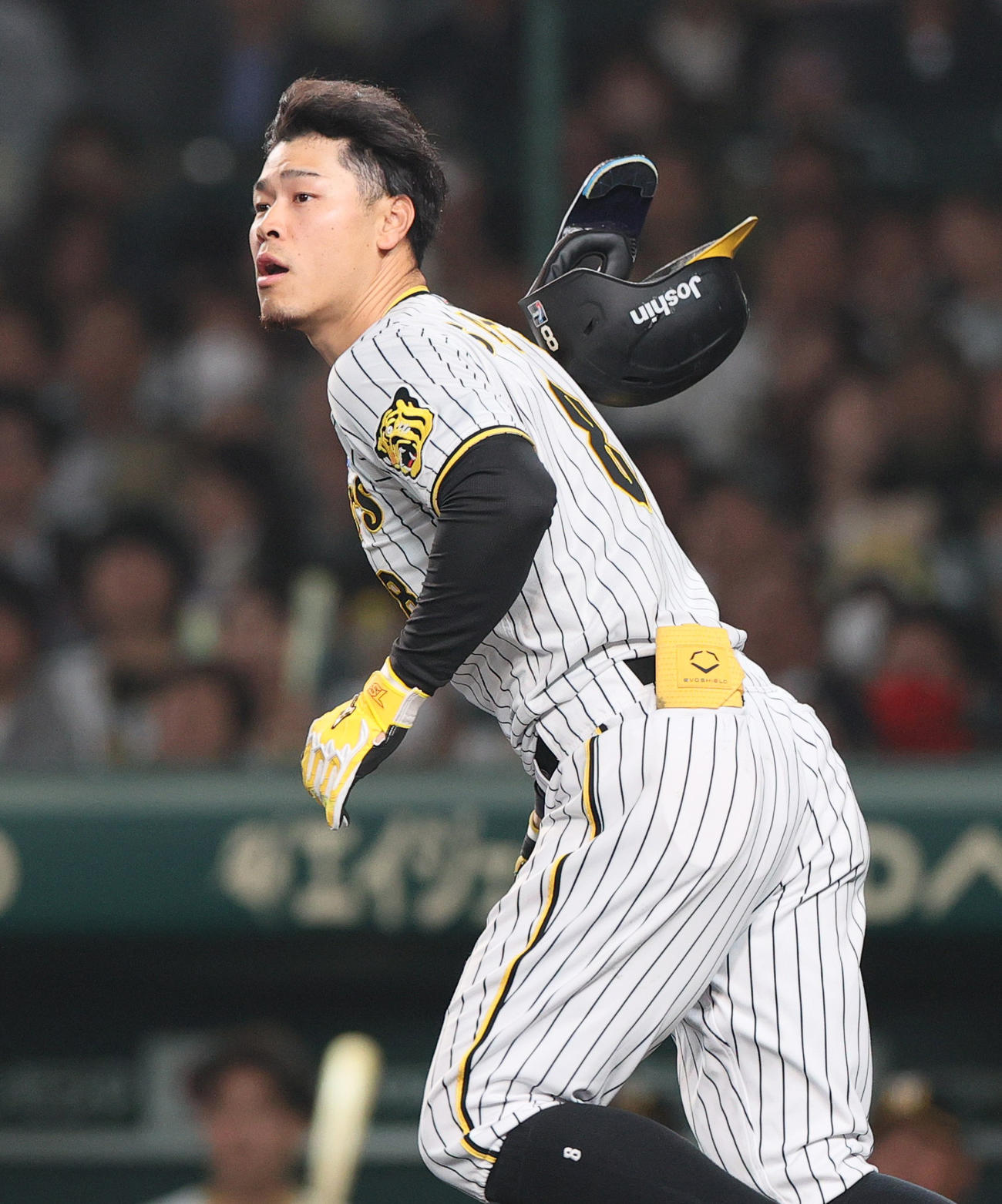阪神対広島　5回裏阪神無死、佐藤輝は左に二塁打を放つ（撮影・上山淳一）