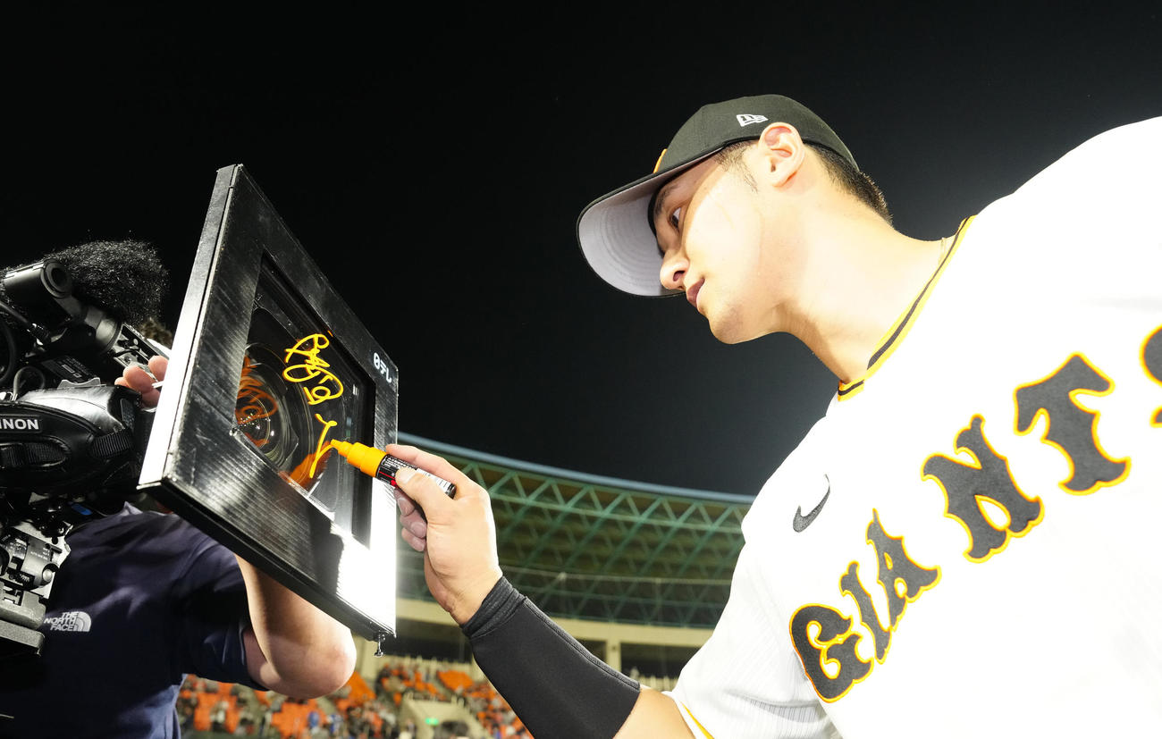 巨人対DeNA　試合後、サインする巨人吉川（撮影・江口和貴）