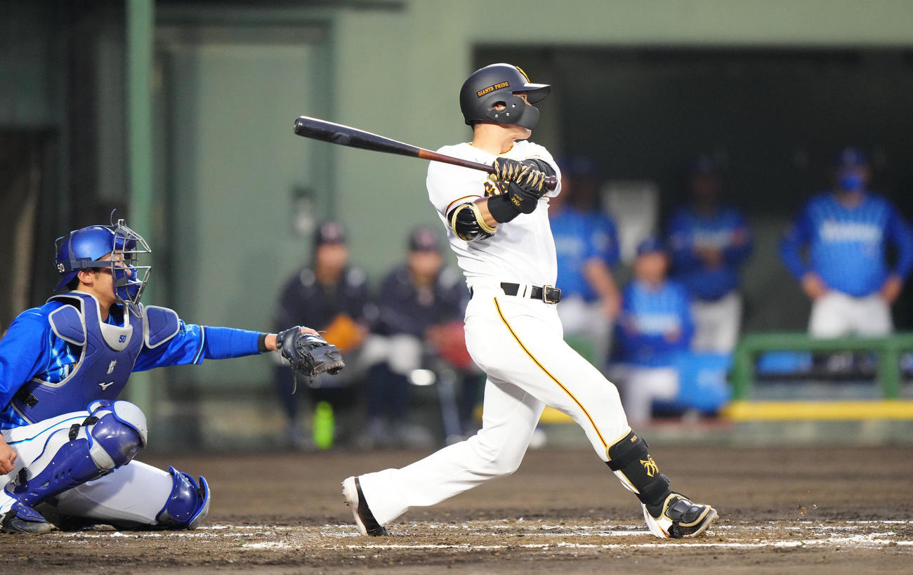 巨人対DeNA 2回裏巨人1死二、三塁、勝ち越し犠飛を放つ吉川（撮影・江口和貴）
