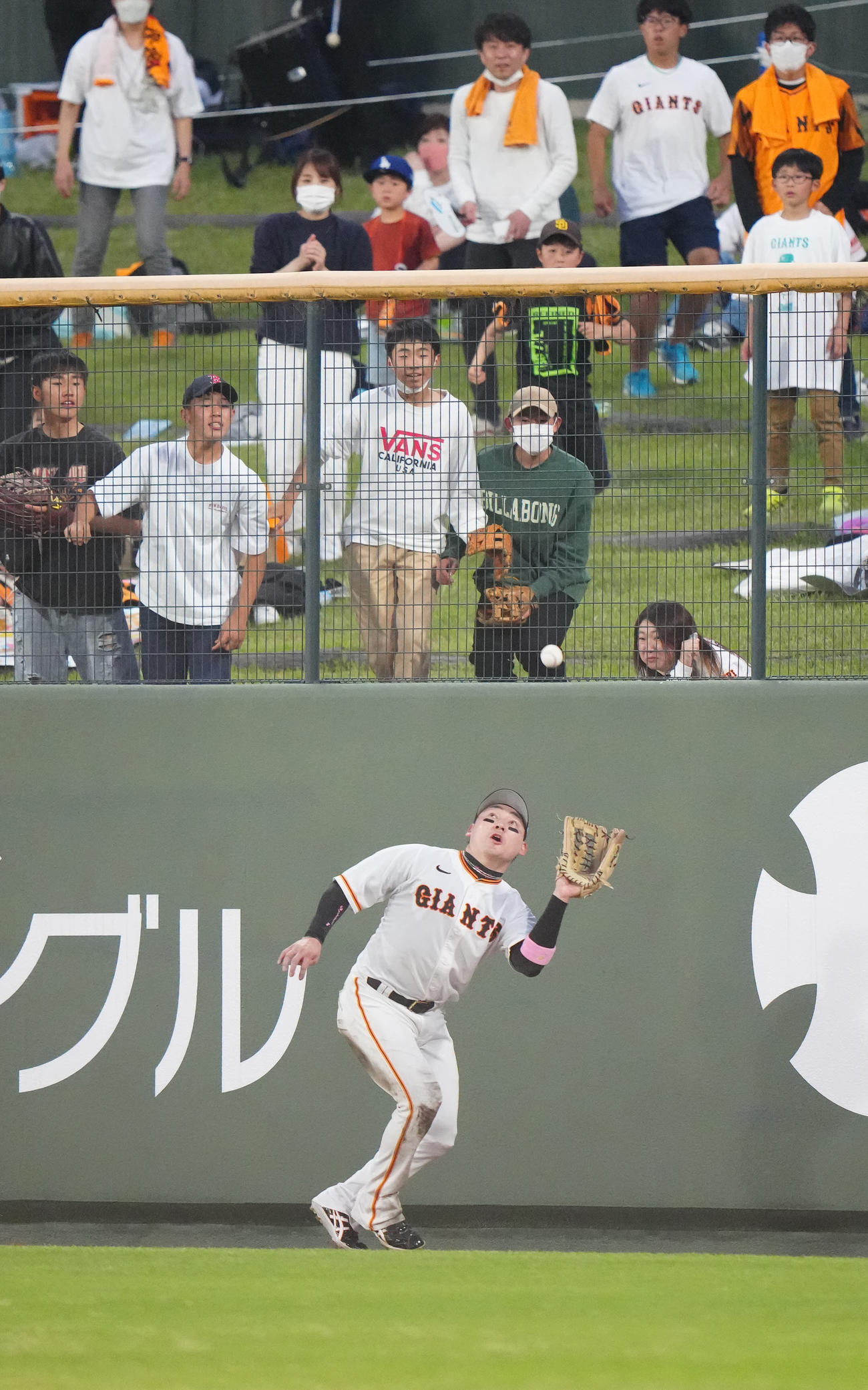 巨人対DeNA 4回表DeNA1死、宮崎の右飛となった打球を好捕する丸（撮影・江口和貴）