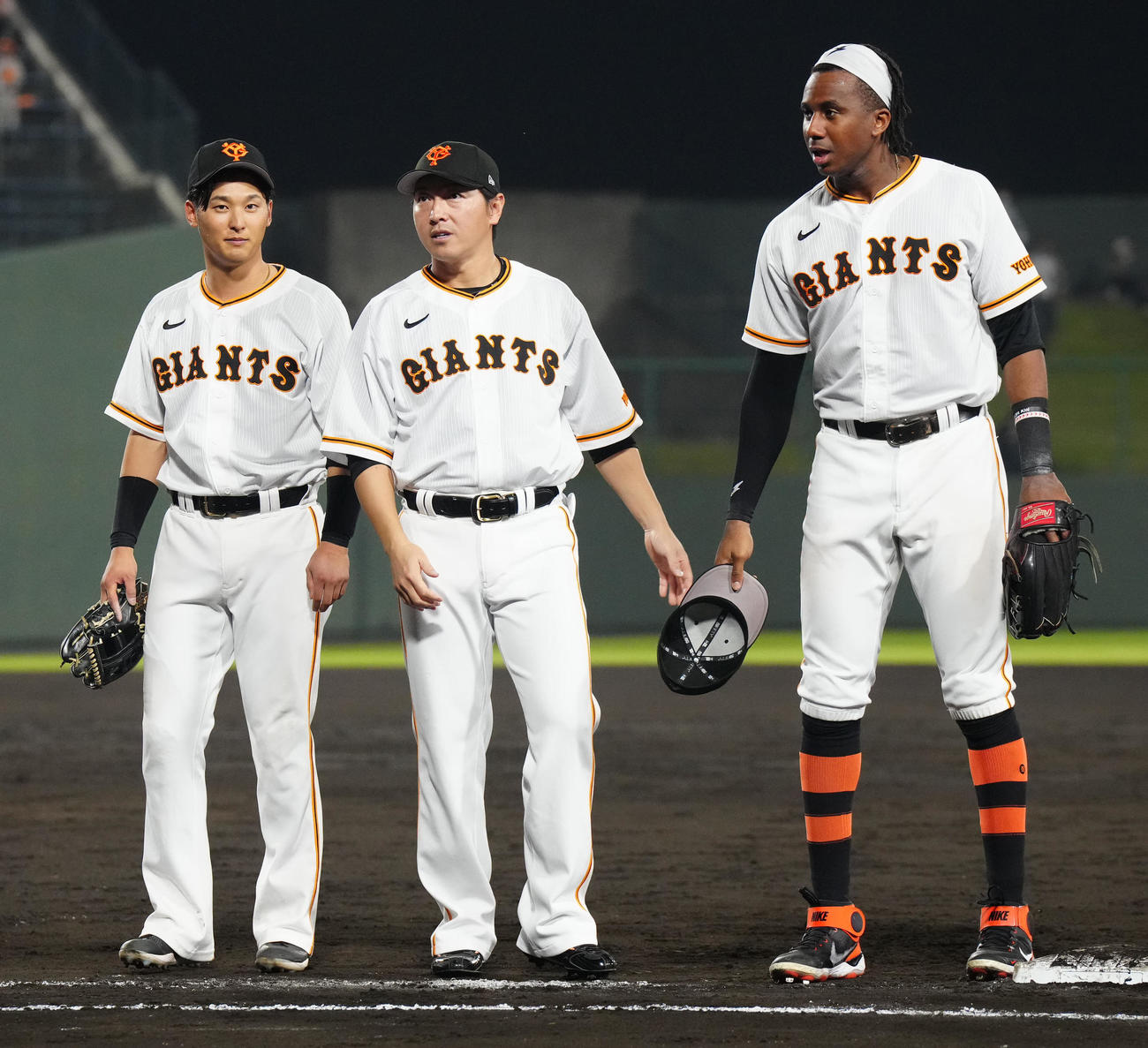巨人対DeNA　試合後、ファンにあいさつする、左から巨人吉川、長野、ブリンソン（撮影・江口和貴）