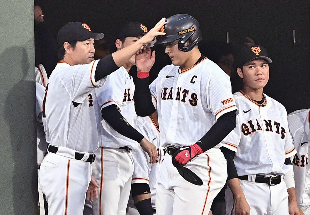 巨人対DeNA 2回裏巨人無死一、三塁、ブリンソンの適時打から生還した三走岡本和（左から3人目）を祝福する長野（左）（撮影・滝沢徹郎）