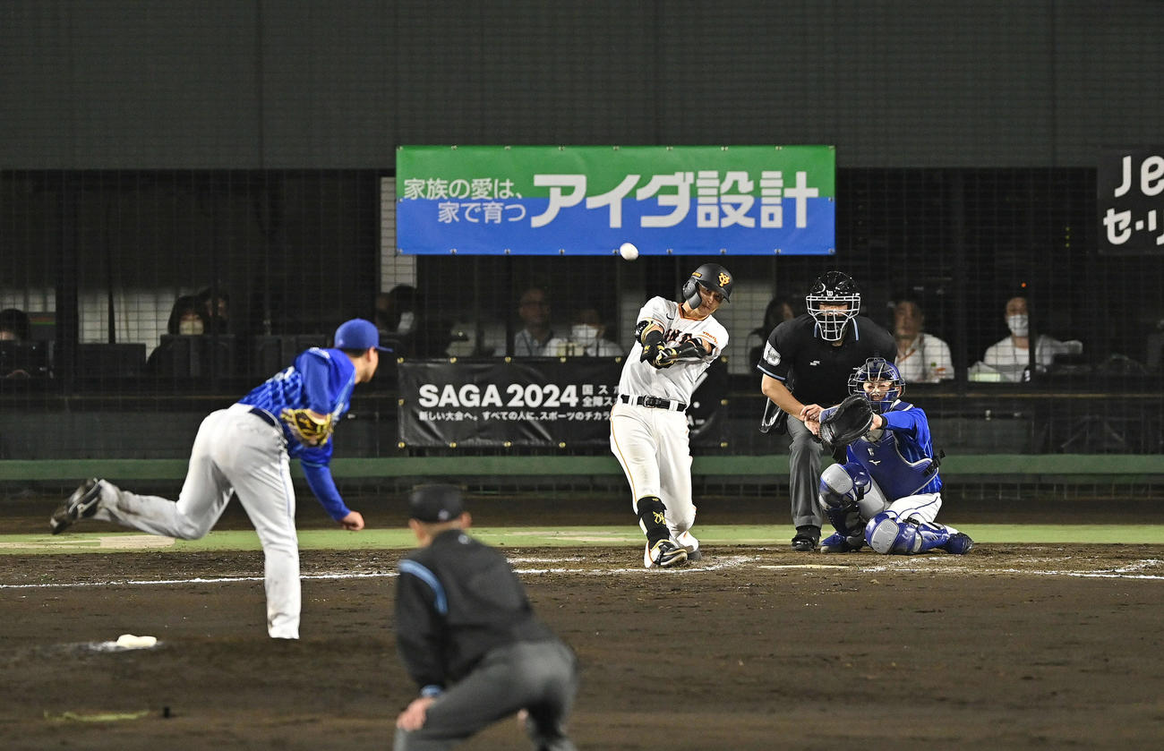 巨人対DeNA 7回裏巨人無死一塁、吉川は右越え2点本塁打を放つ。投手浜口（撮影・滝沢徹郎）