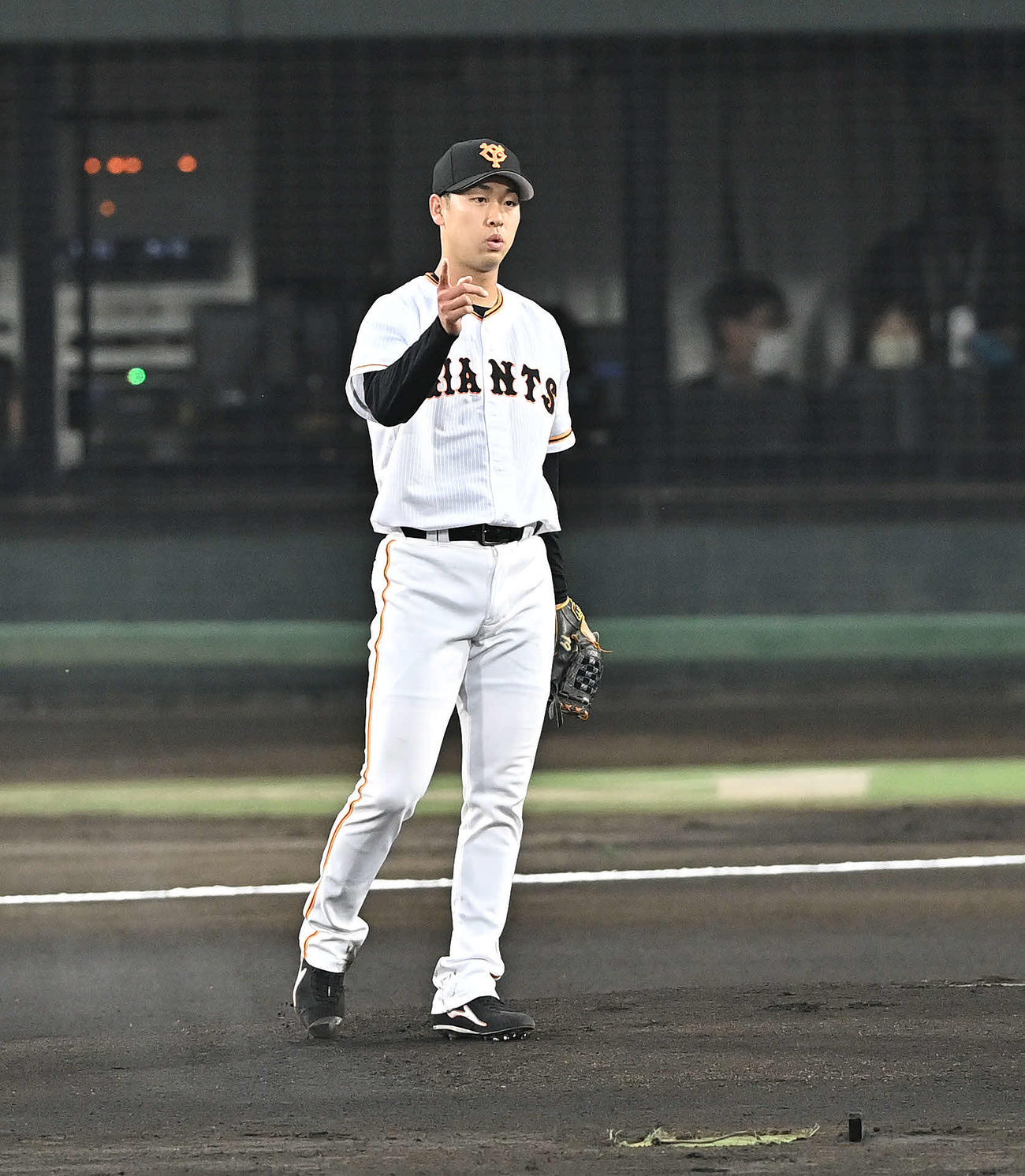 巨人対DeNA　試合に臨む巨人先発の山崎伊（撮影・滝沢徹郎）