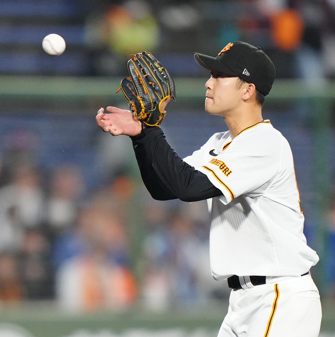 巨人対DeNA 4回表DeNA無死、京田を投ゴロに仕留める山崎伊（撮影・江口和貴）