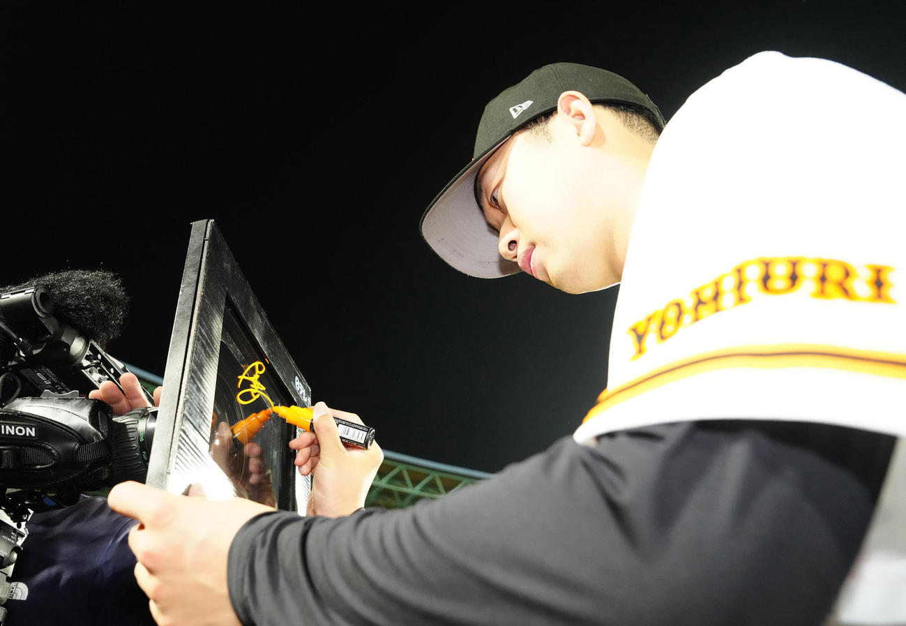 巨人対DeNA　試合後、サインする巨人山崎伊（撮影・江口和貴）