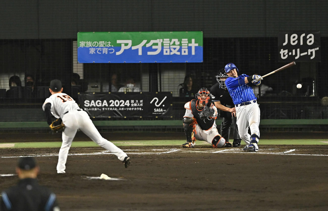 巨人対DeNA 6回表DeNA2死、宮崎は左前打を放つ。投手山崎伊（撮影・滝沢徹郎）