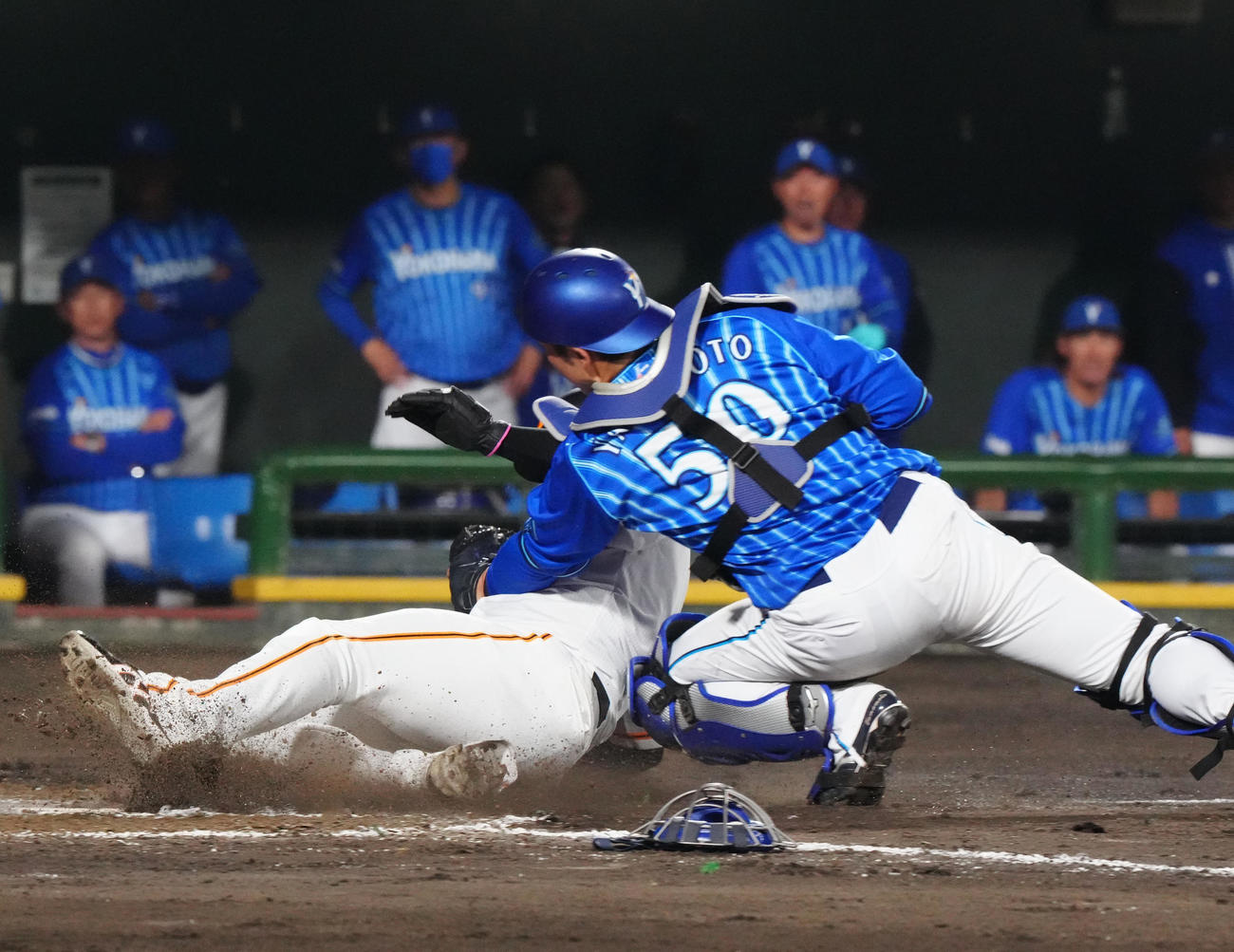巨人対DeNA 4回裏巨人2死一、二塁、吉川の左前打で生還を狙うもタッチアウトとなる丸。捕手山本（撮影・江口和貴）