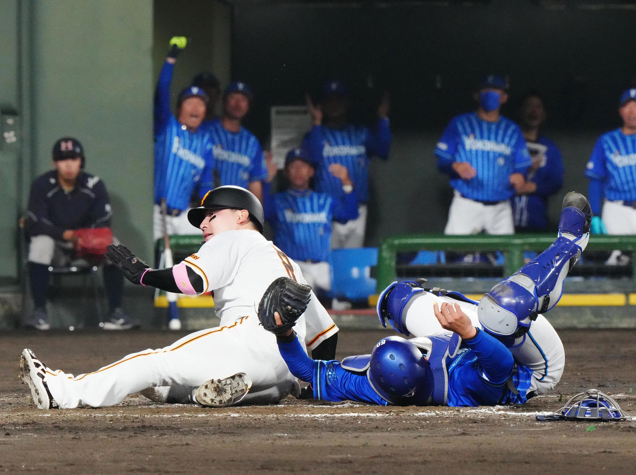 巨人対DeNA 4回裏巨人2死一、二塁、吉川の左前打で生還を狙うもタッチアウトとなる丸。捕手山本（撮影・江口和貴）