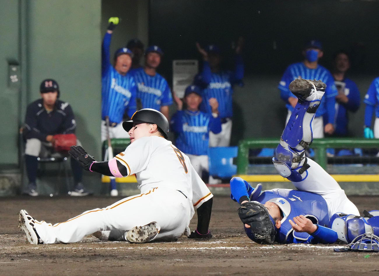 巨人対DeNA 4回裏巨人2死一、二塁、吉川の左前打で生還を狙うもタッチアウトとなる丸。捕手山本（撮影・江口和貴）