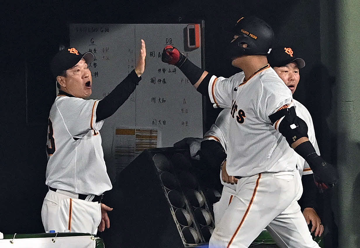 巨人対DeNA 8回裏巨人無死、ソロ本塁打を放った中田翔（右手前）とタッチを交わす原監督（撮影・滝沢徹郎）