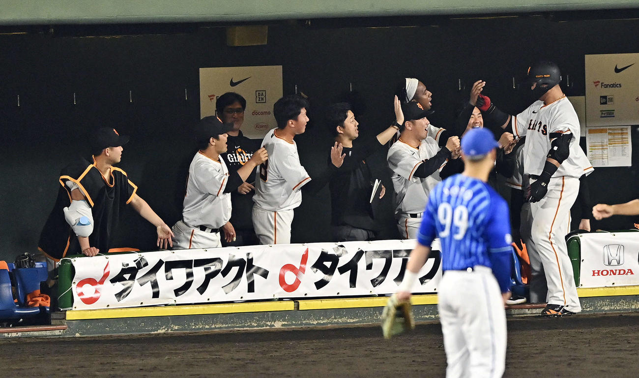 巨人対DeNA 8回裏巨人無死、ソロ本塁打を放った中田翔（右）は生還しチームメートとタッチを交わす（撮影・滝沢徹郎）