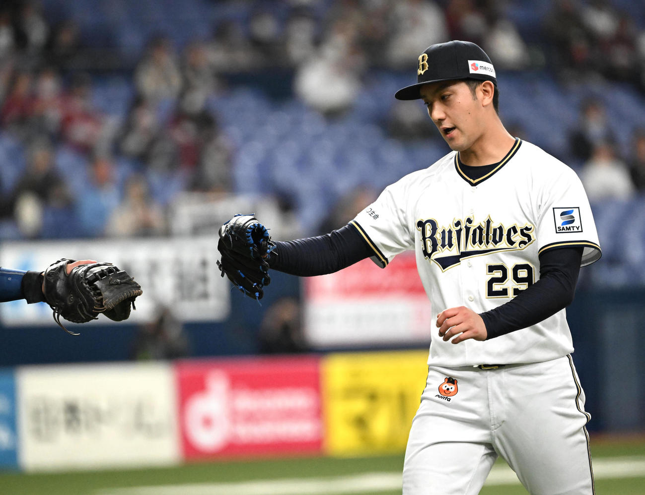 オリックス対楽天　5回表楽天2死、田嶋は浅村を遊ゴロに打ち取りベンチに引き揚げる（撮影・石井愛子）