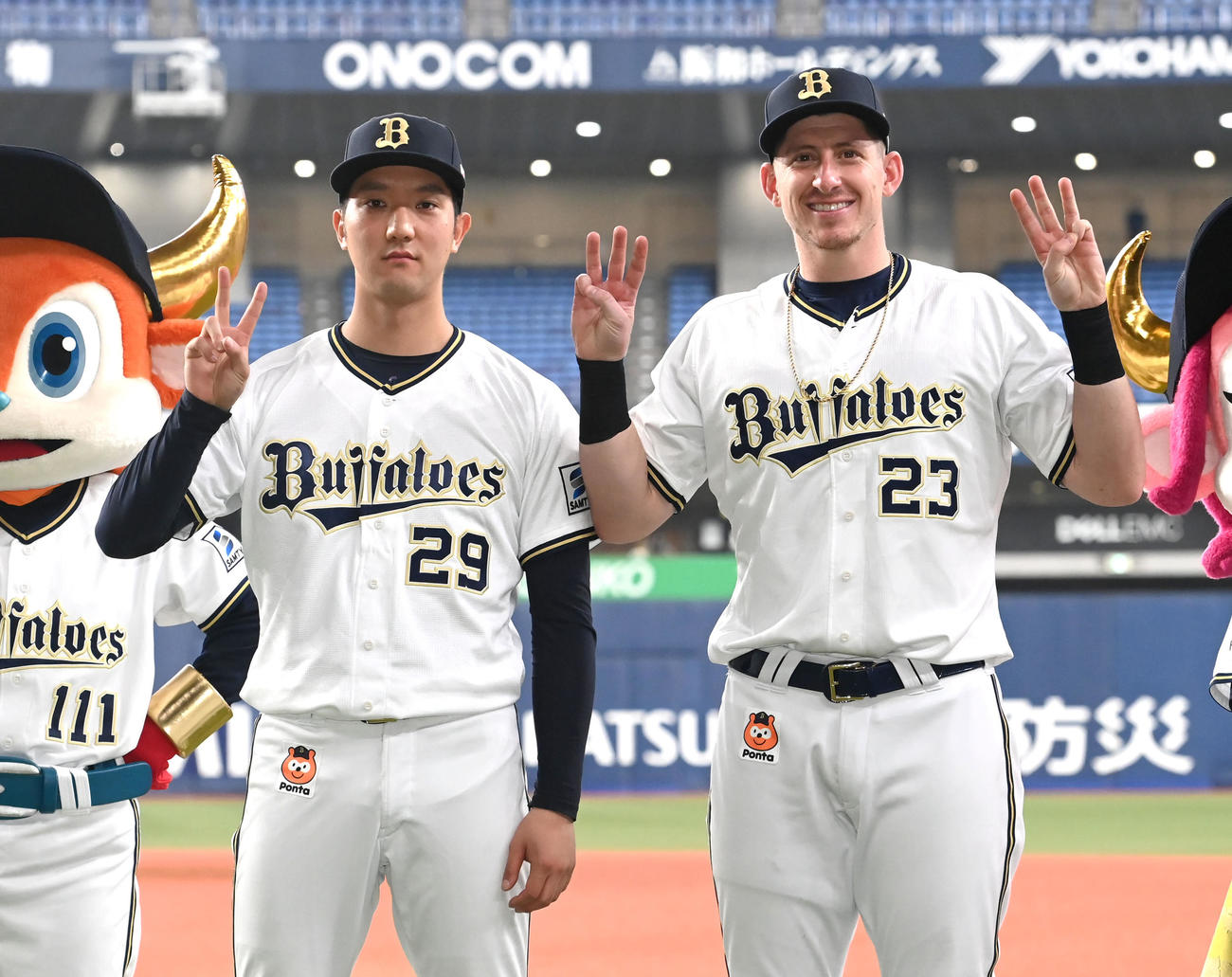 オリックス対楽天　今季2勝目の田嶋（左）、3安打のシュウィンデル（撮影・石井愛子）