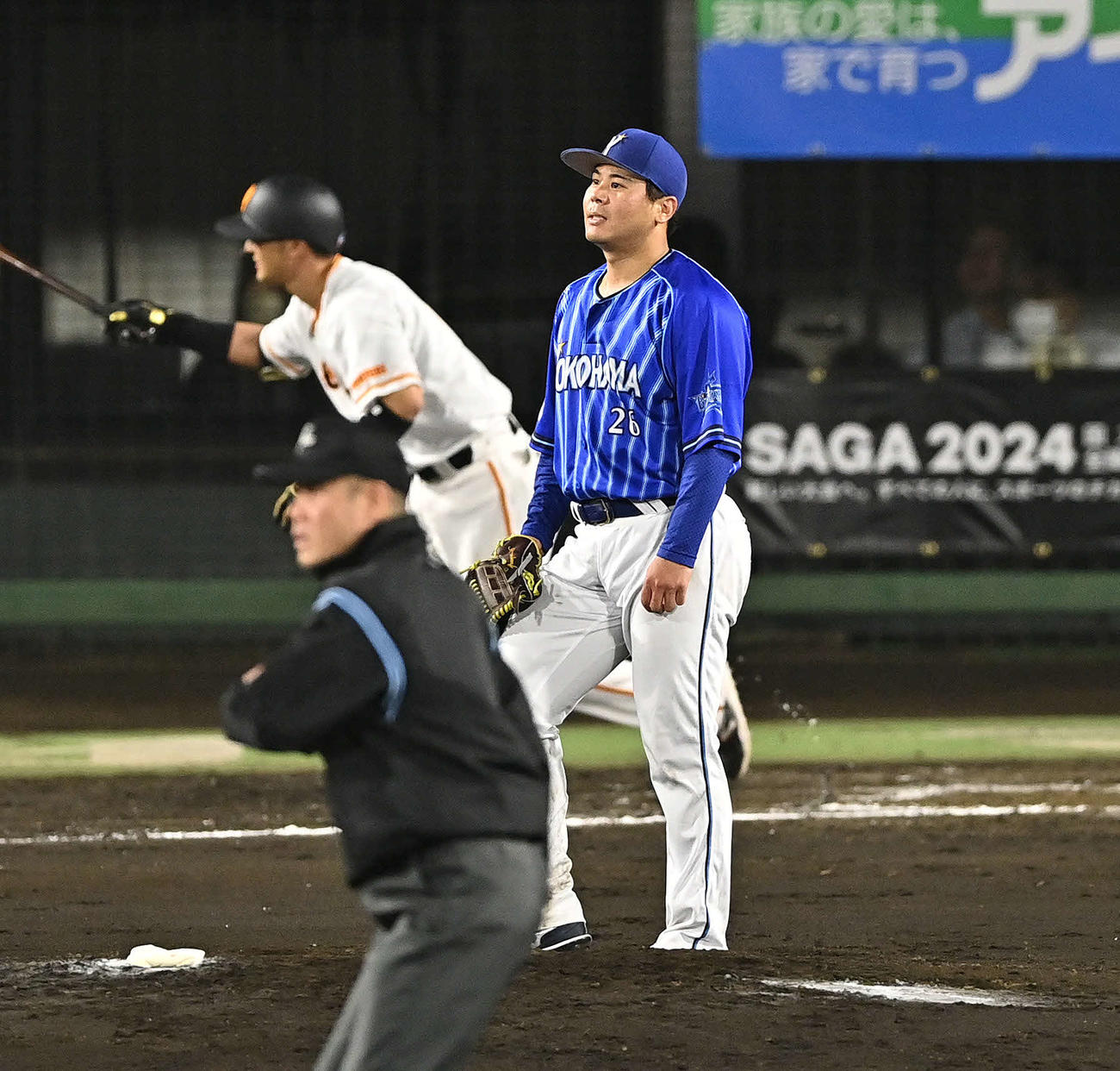 巨人対DeNA 7回裏巨人無死一塁、吉川（手前）に右越え2点本塁打を浴びる浜口（撮影・滝沢徹郎）
