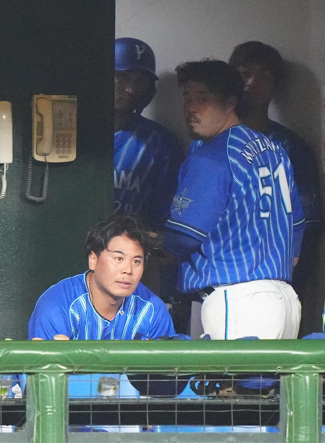 巨人対DeNA 7回裏終了後、ベンチで厳しい表情を見せるDeNA浜口（左）。右は宮崎（撮影・江口和貴）