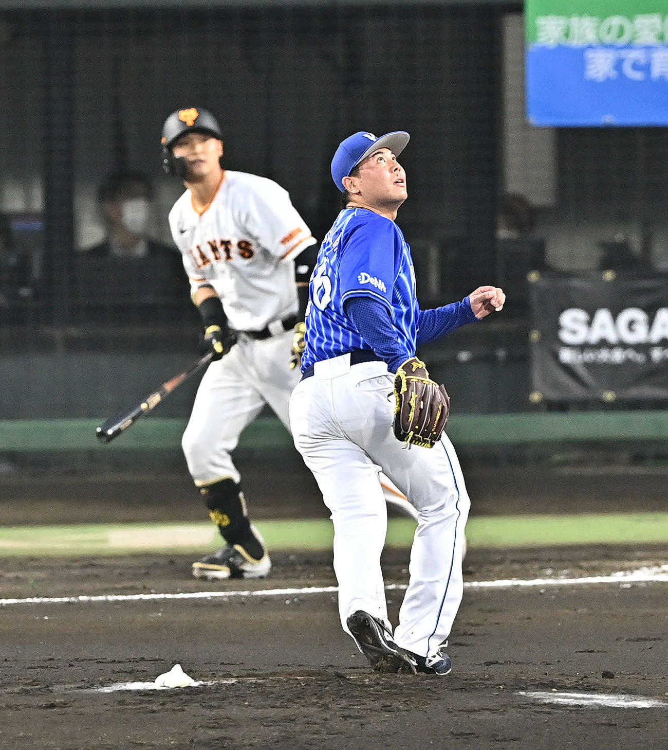 巨人対DeNA 2回裏巨人1死二、三塁、吉川（後方）に犠飛を打たれる浜口（撮影・滝沢徹郎）